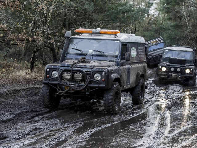 Land Rovers in de modder tijdens het LRCH evenement in Oirschot